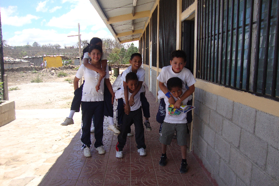 Foto ni�os Escuela San Jos� jugando afuera del sal�n