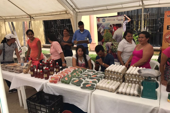Productores participando en la feria