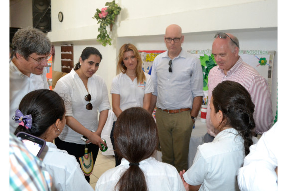 Altos Funcionarios de Banco Mundial conversando con Alumnos