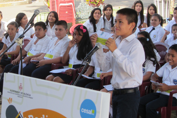 Grupo de ni�as, ni�os y j�venes con uniforme azul y blanco participando en concurso de deletreo