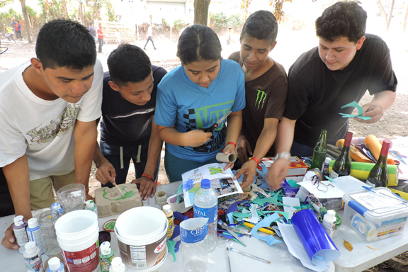 Un grupo de j�venes trabajando con materiales reciclados