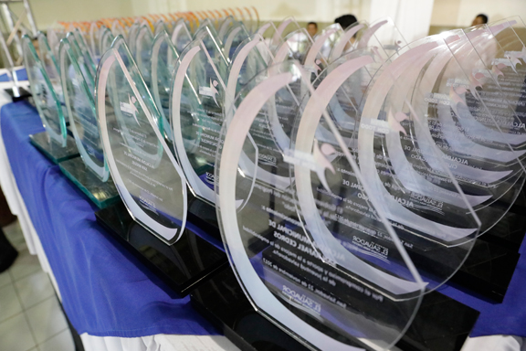 Placas de reconocimiento en una mesa