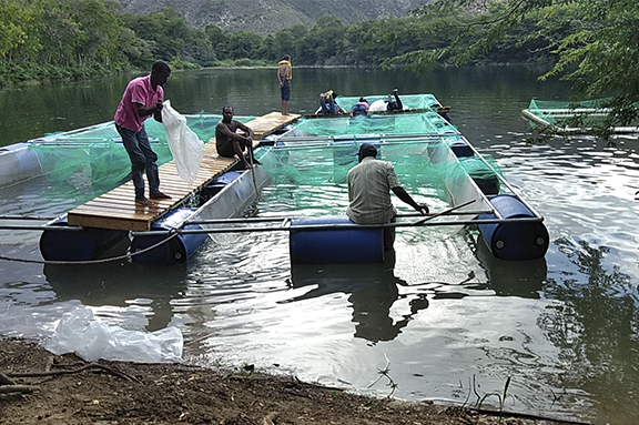 Pescadores trabajando en la Biosfera Transfronteriza