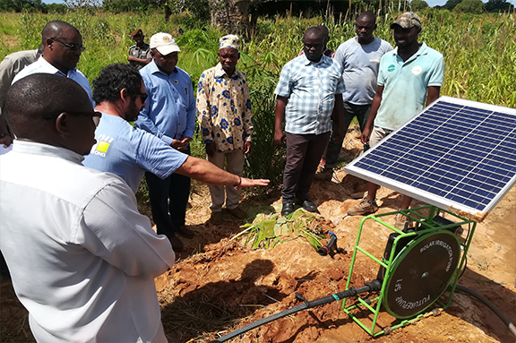 Coletando �gua em Mo�ambique
