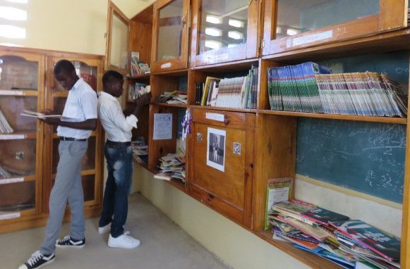 imagen chico biblioteca