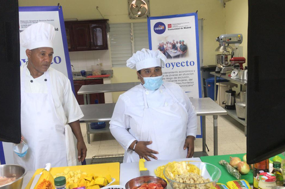 Impartiendo curso de cocina