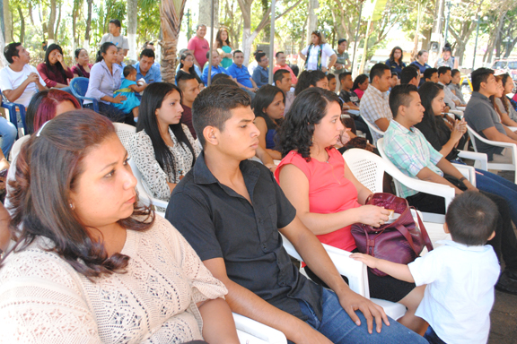 Grupo de j�venes durante entrega de capital semilla