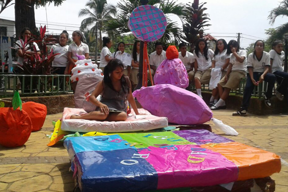 Una joven representa un cuento sobre equidad de g�nero