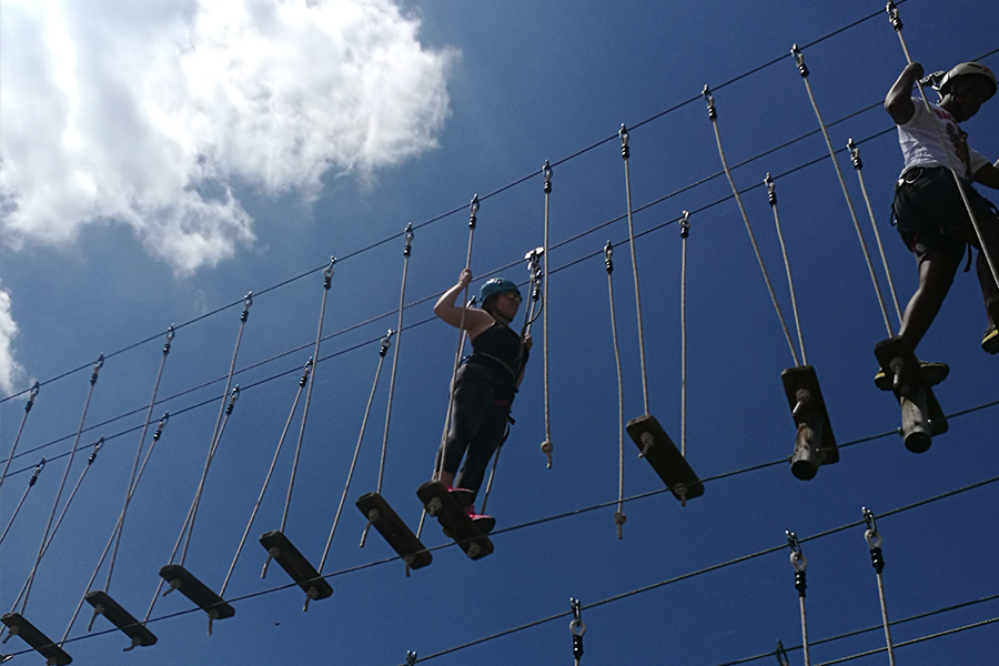 Los chicos y chicas del proyecto `Todos Sumamos` de la Comunidad de Madrid en el multiaventura Meridiano Raid