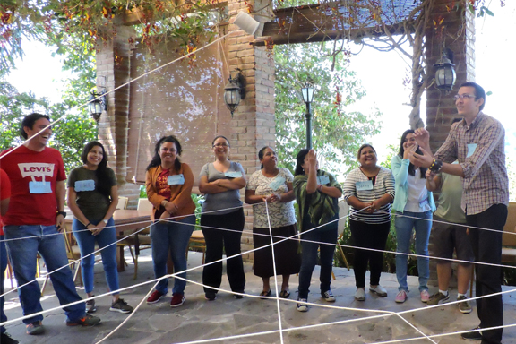 Fotograf�a de grupo desarrollando din�mica de trabajo