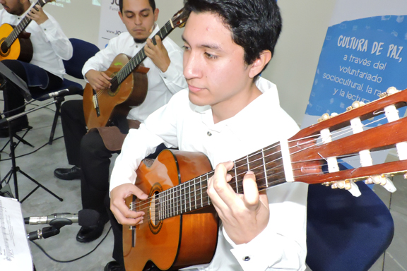un hombre en primer plano tocando la guitarra