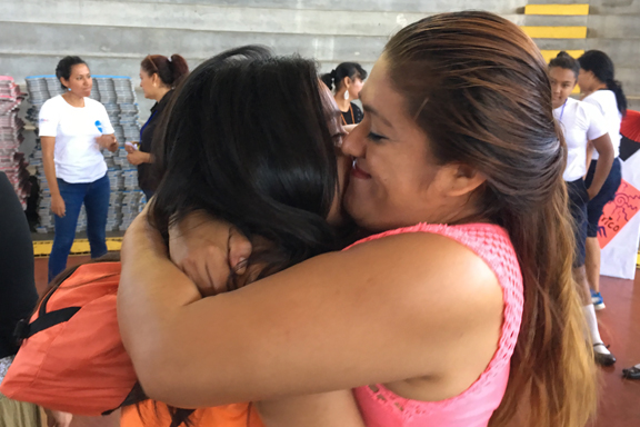 madre abraz�ndose con su hija adolescente