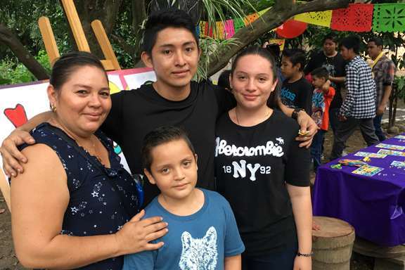 un grupo familiar integrado por 4 personas, 2 mujeres, 1 ni�o y 1 joven