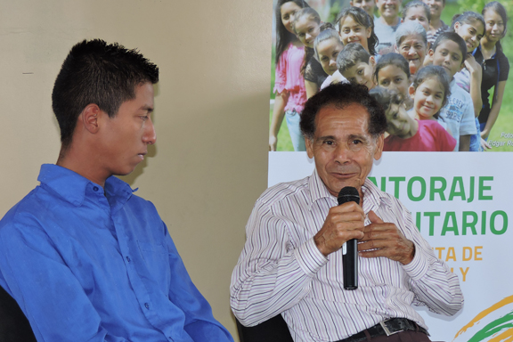 un joven y un adulto mayor conversando