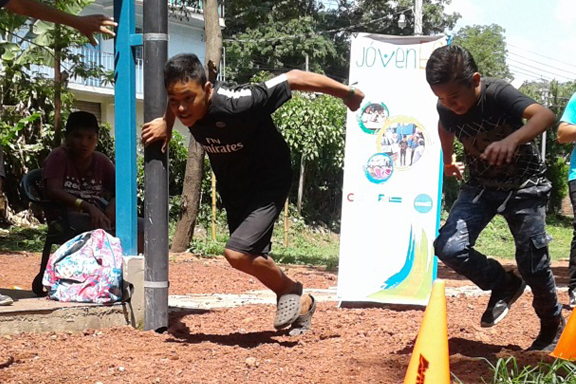 Dos j�venes compitiendo en carrera