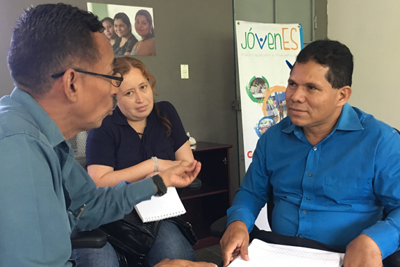 Tres personas conversando