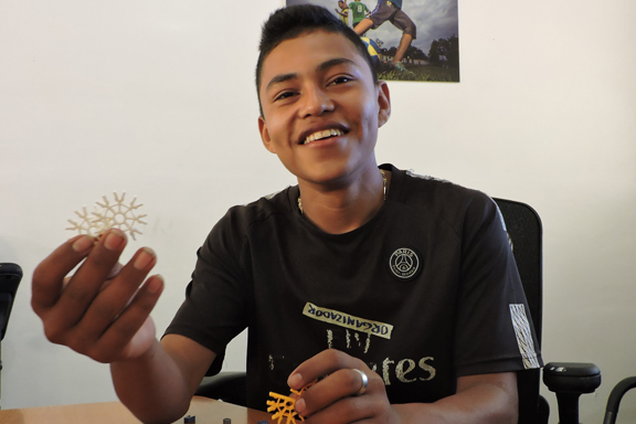 Un joven sostiene piezas peque�as de lego