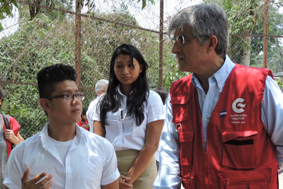 un hombre y un j�ven conversando