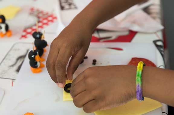 manos a la obra; coronavirus; dona; hazte socio; hazte socia; pobreza; empleo; vulnerabilidad; esperanza