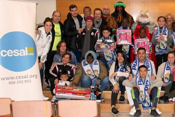 Visita de los reyes magos a familias refugiadas