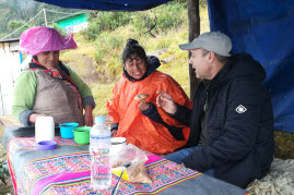 Manuel Ruiz, representante de AECID, en la laguna de Rontococcha.