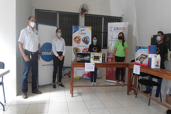 Entrega de kits de emprendimiento a j�venes