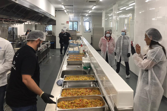 La ONG CESAL, World Central Kitchen, que dirige el chef Jos� Andr�s, y el Ayuntamiento de Madrid ponen en marcha las cocinas de la Escuela de Hosteler�a de Santa Eugenia para alimentar a 10.000 personas al d�a.