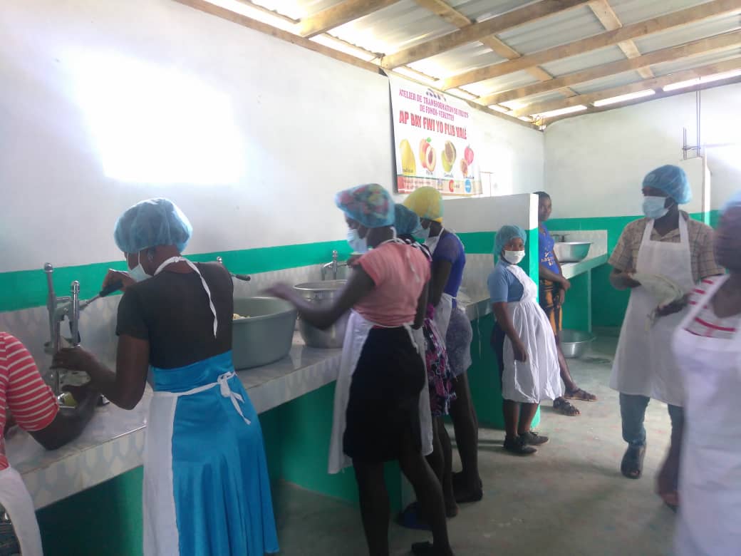 UN TALLER DE PROCESADO DE FRUTAS QUE CREA MICRO EMPRESARIAS EN HAIT�