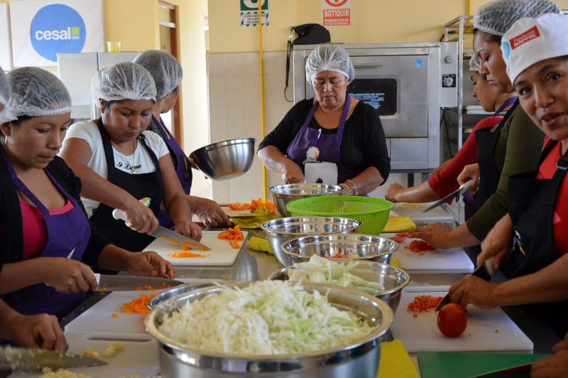 Mujeres en el taller de cocina