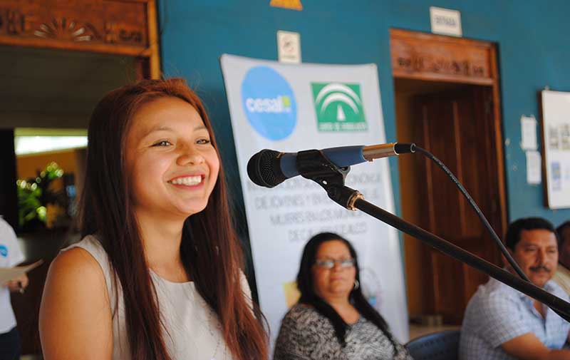 Zulma Beatriz Flores Tespan, Joven empresaria, hablando frente a un micr�fono