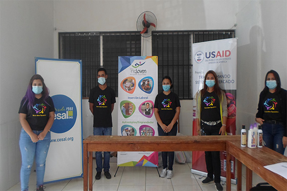 Entrega de kits de emprendimiento a j�venes