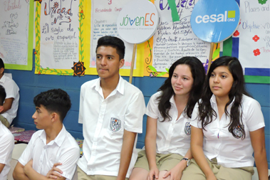 Un grupo de j�venes en un sal�n de clases