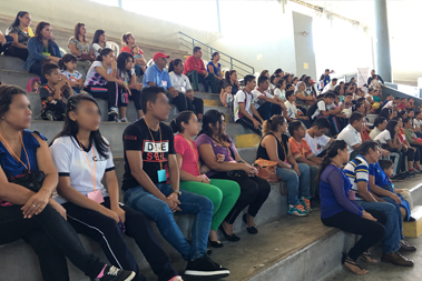 Un grupo de personas en un auditorium