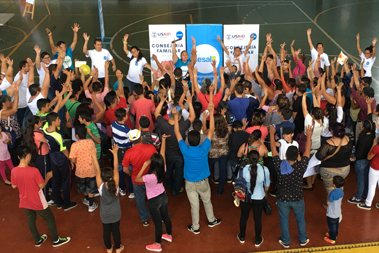 grupo de personas con las manos hacia arriba