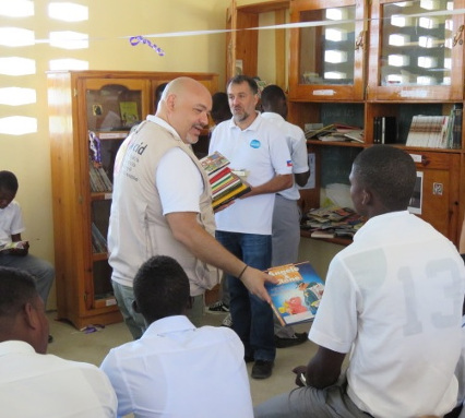 ManuelAlba Entrega libros