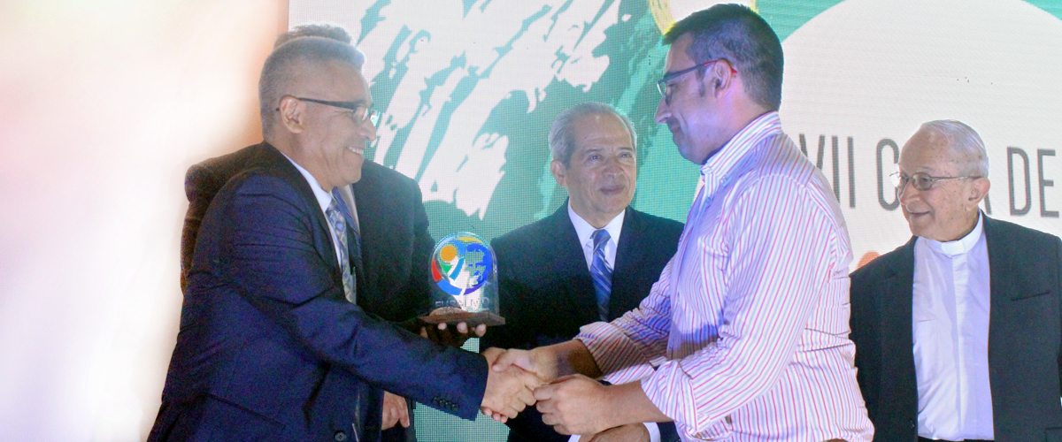 Presidente de FUSALMO y Presidente de CESAL estrechan sus manos enla entrea del reconocimiento