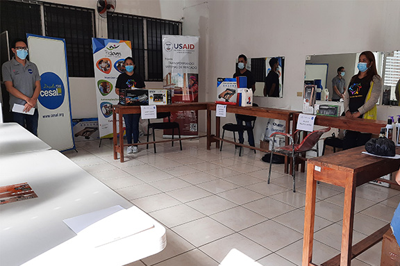 Entrega de kits de emprendimiento a j�venes