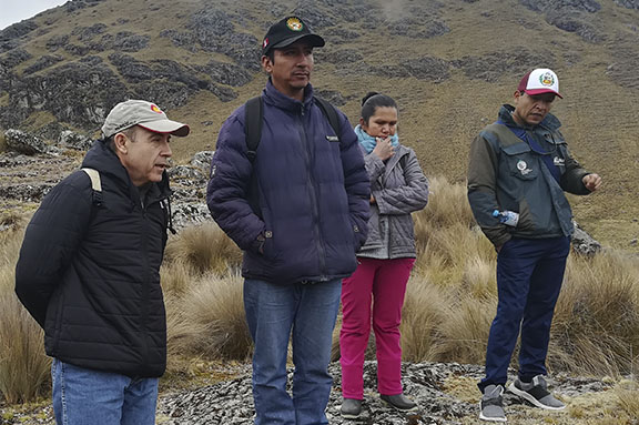 Manuel Ruiz, representante de AECID, en la laguna de Rontococcha.