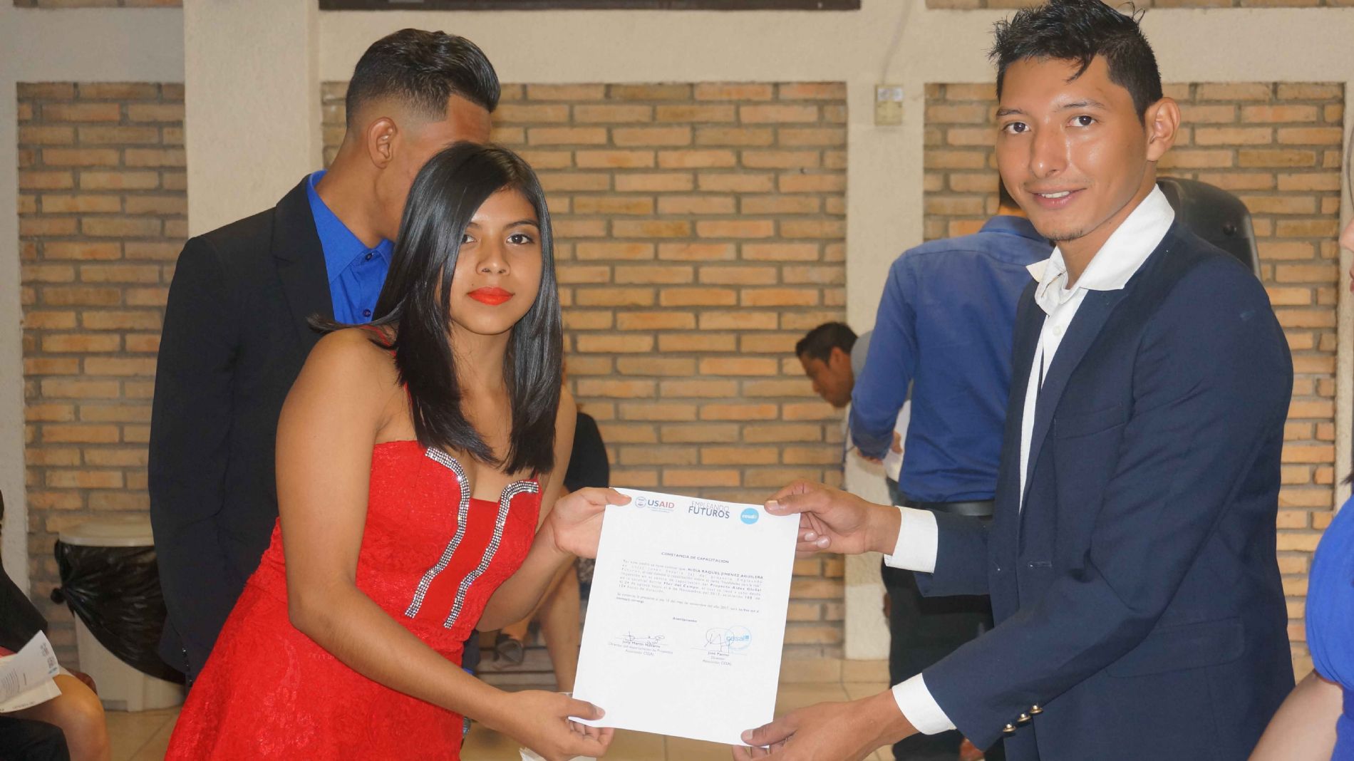 Facilitador Pedro Velasquez de Cesal entrega constancia a joven Nidia Jimenez