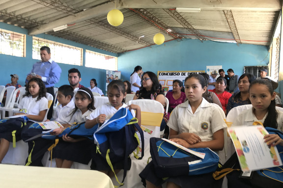 Ni�os ganadores Dibujo con su premio