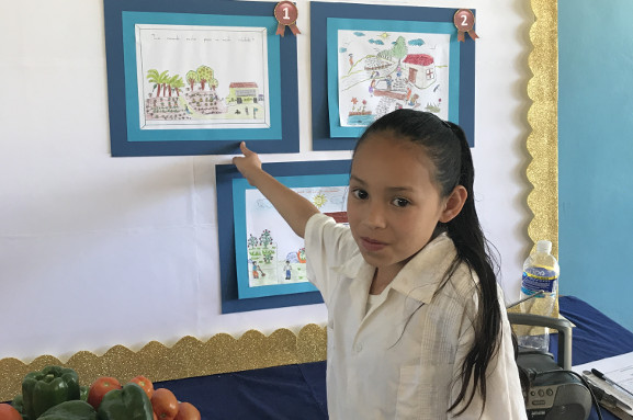 Ni�a premiada mostrando su dibujo