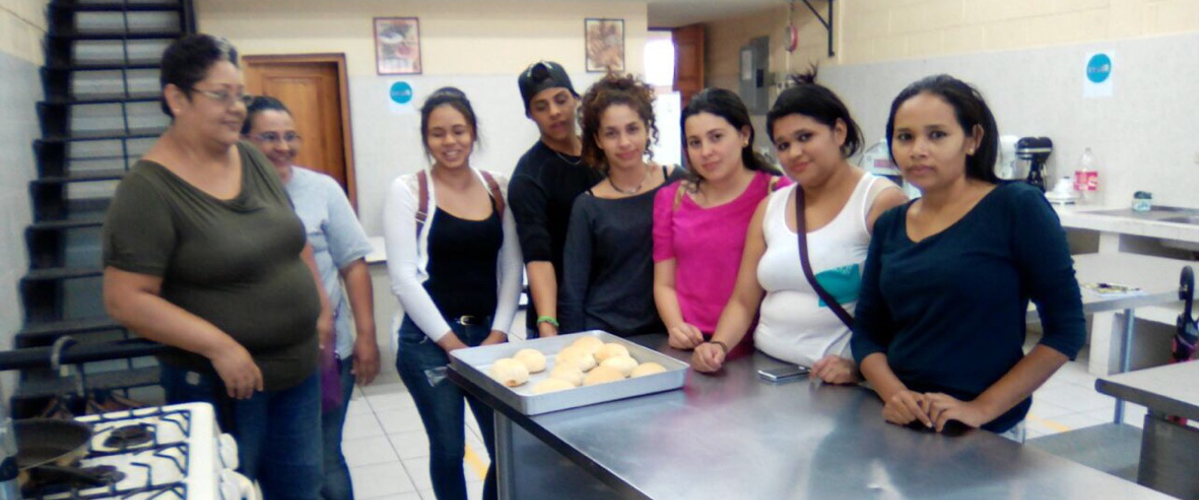 Foto j�venes en taller panaderia