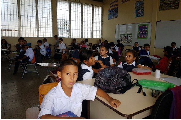 Foto ni�os Escuela San Jos� tomando clases, Amarateca, Honduras.