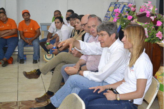 Funcionarios del Banco Mundial conversando con beneficiarios del Programa