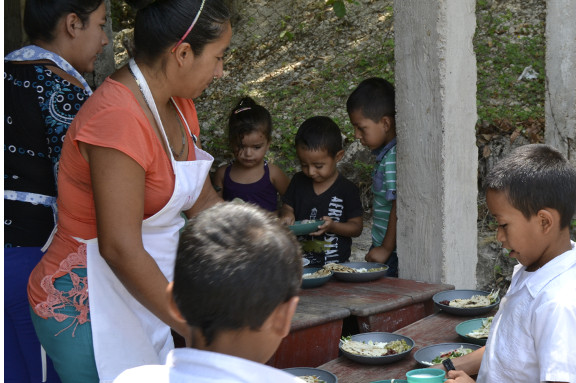 Ni�os recibiendo merienda