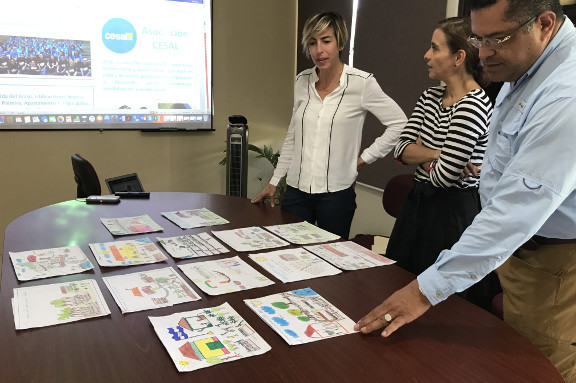 Foto Jurado calificador evaluando dibujos