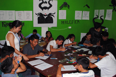 Un grupo de j�venes dibujando