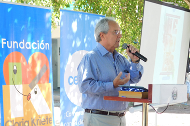 Un hombre hablando desde un p�dium