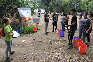 Un grupo de j�venes reunido recibiendo instrucciones de din�micas