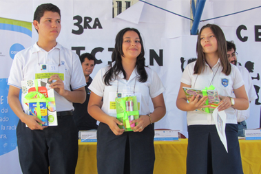 3 j�venes, 1 hombre y dos mujeres, ganadores del primero, segundo y tercer lugar de la categor�a Juvenil